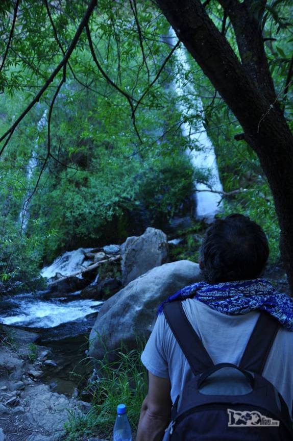 Admirando a Cascata Escondida, perto de El Bolsón, na Argentina